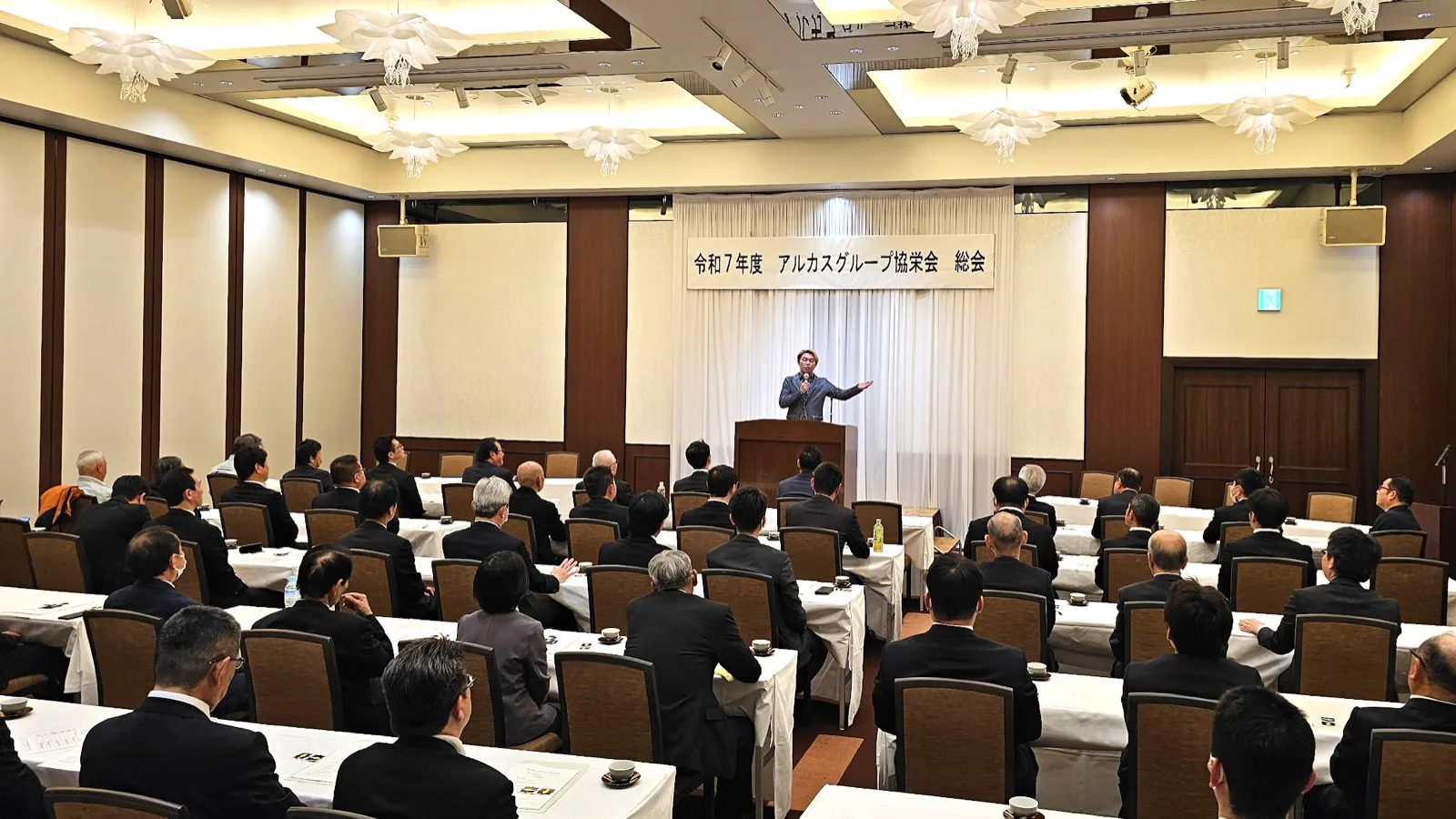 アルカスグループ協栄会 総会で講演するコンプレッサー（富山県砺波市）